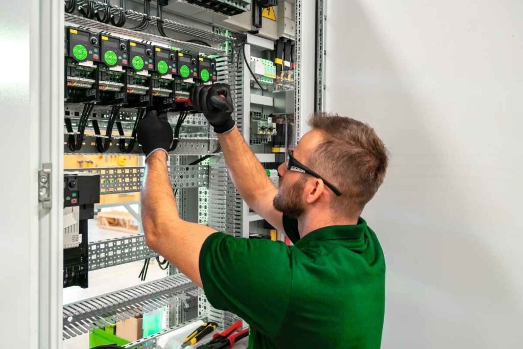 كهربائي محترف يقدم خدمات كهربائي في السيل الصغير